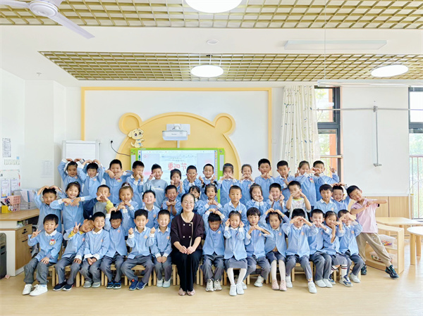 廬陽(yáng)教育發(fā)展集團(tuán)童興融暢園：童心敬老 情暖重陽(yáng)